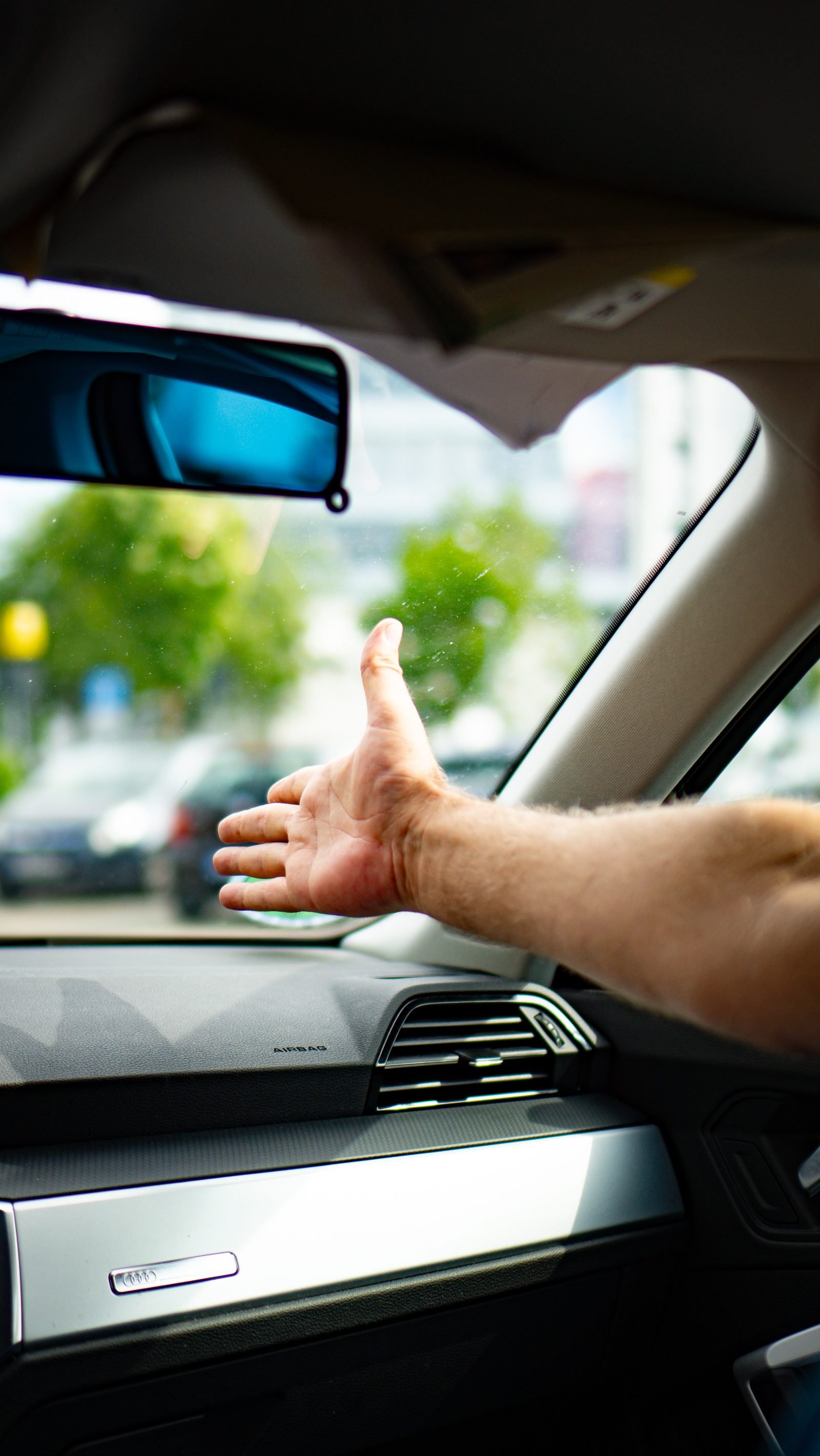 Handzeichen beim Abbiegen im Straßenverkehr